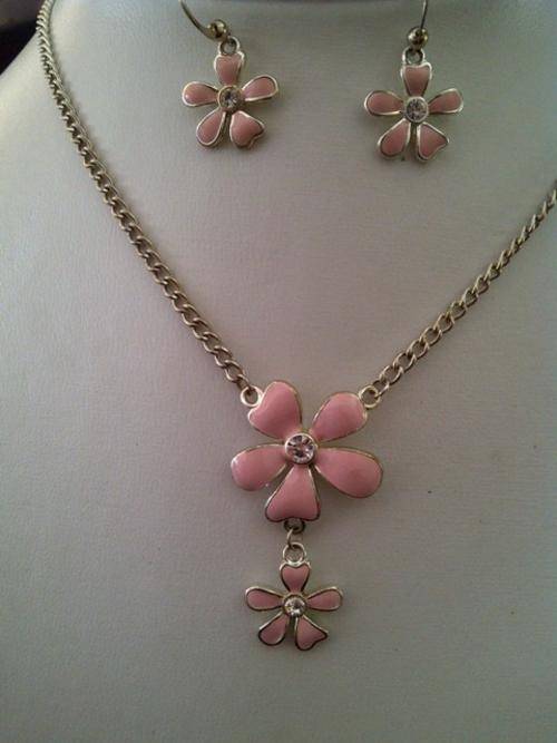 "Stunning set"Pink flower Pendant Necklace & earing set - high quality - a Dainty BEAUTY!