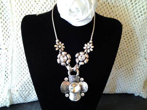 A Lavish chunky Flower necklace - Pewter. A must be see!