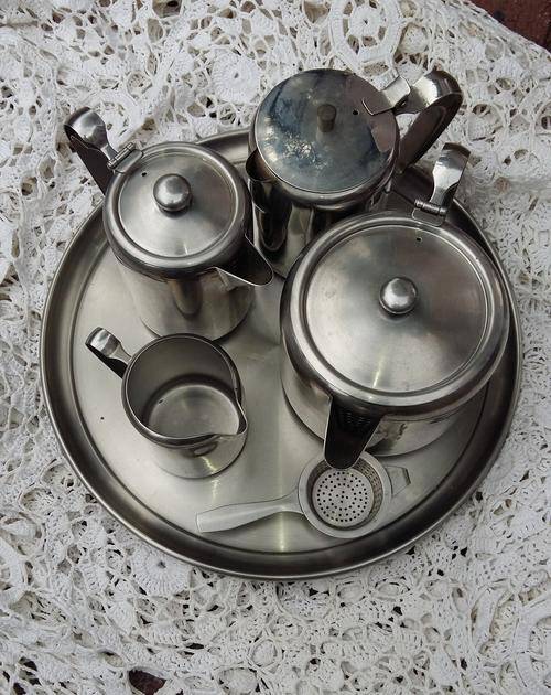 A tea/coffee set  of 7x pieces. All Aloe Stainless steel pieces.  - see pics.