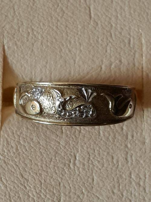 9 kt  Gold ring with whales - size 18mm inner diameter - weighs 2.9g as per photo