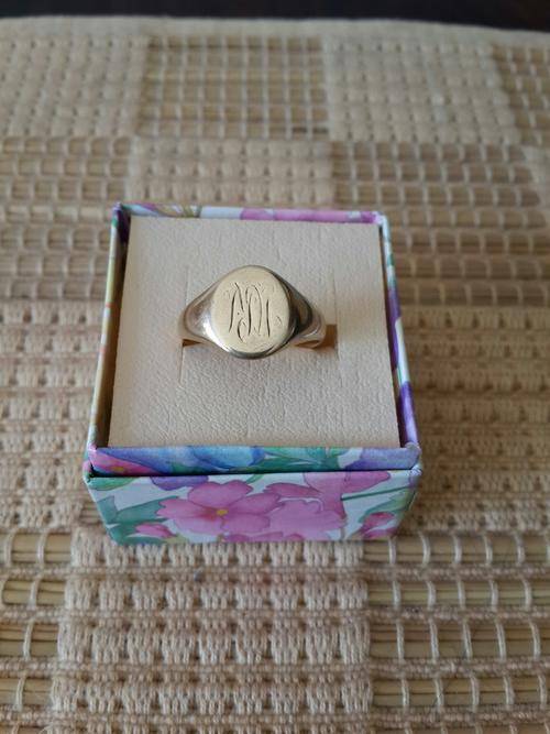 9 kt Gold Mens signet ring - size 21mm inner diameter - weighs 5.2g as per photo. UK Stamped