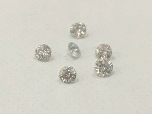 A SET OF 6 BEAUTIFUL MOISSANITE MAN MADE DIAMONDS