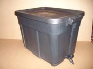 Mini Vermicompost Bin. Earthworms. Domestic earthworm farm.