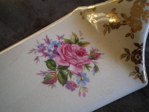 Beautiful Porcelain Cake Lifter Made In England With Gilded Handle