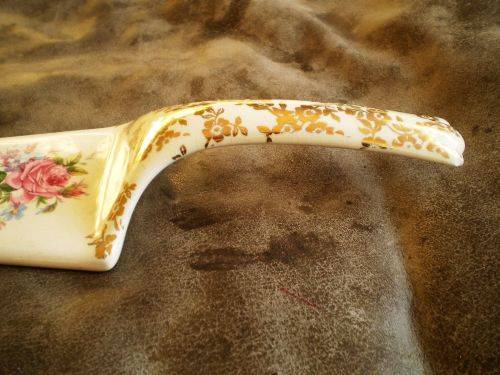 Beautiful Porcelain Cake Lifter Made In England With Gilded Handle