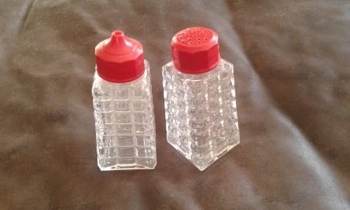 Set Of Mid Century Modern Pressed Glas Salt And Pepper Shakers