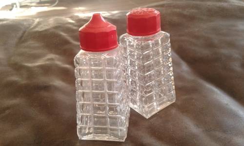 Set Of Mid Century Modern Pressed Glas Salt And Pepper Shakers