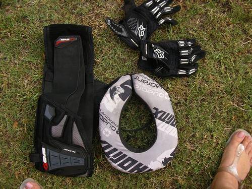MOTORBIKE BRACE KIDNEY AND GLOVES FOX MEDIUM
