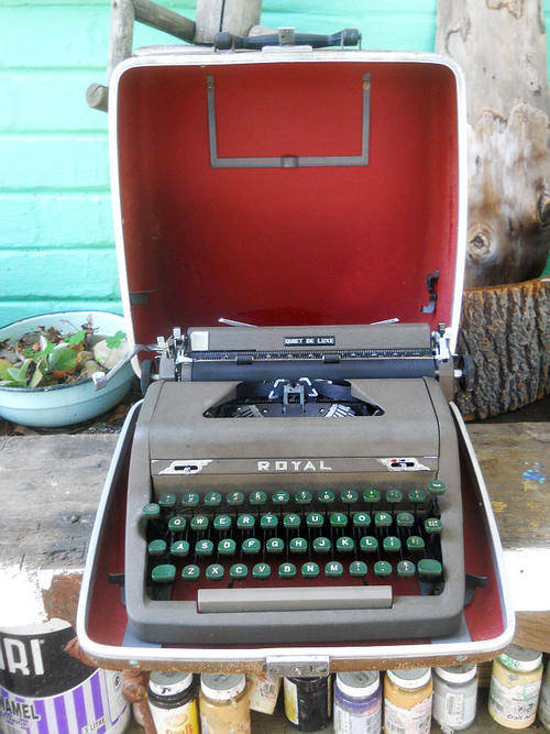 THE ROCKSTAR  OF TYPEWRITERS ROYAl QUIET DE LUXE TYPEWRITER 1950s