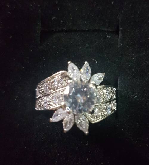 *** Beautiful*** 2.5 CT White Sapphire 6 petal Flower Engagement ring