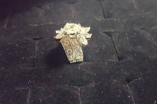 *** Beautiful*** 2.5 CT White Sapphire 6 petal Flower Engagement ring