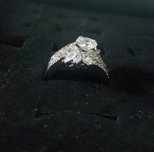 *** Beautiful*** 2.5 CT White Sapphire 6 petal Flower Engagement ring