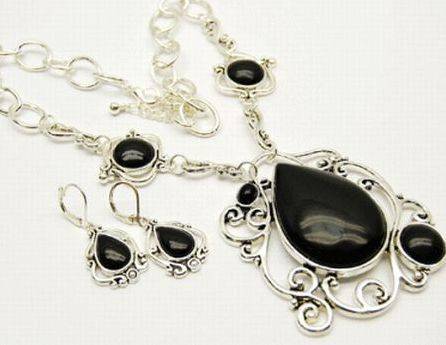 SILVER AND BLACK TEARDROP LUCITE BEAD NECKLACE SET