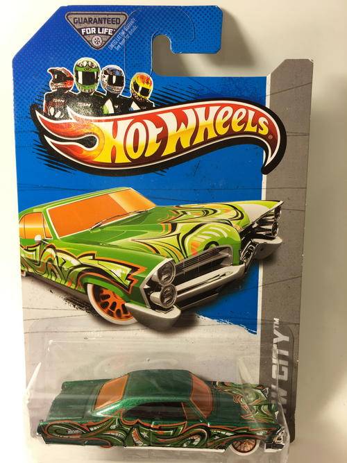 Hot Wheels - 65 Pontiac Bonneville - 2013 Hot Wheels HW City Graffiti Rides  - Green - Long Card