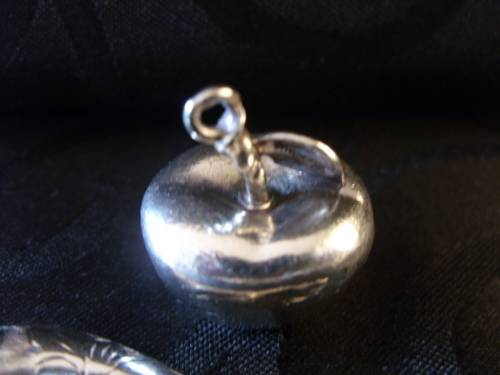 Large Sterling silver apple & chilli pepper charms - 13,1 g (together)
