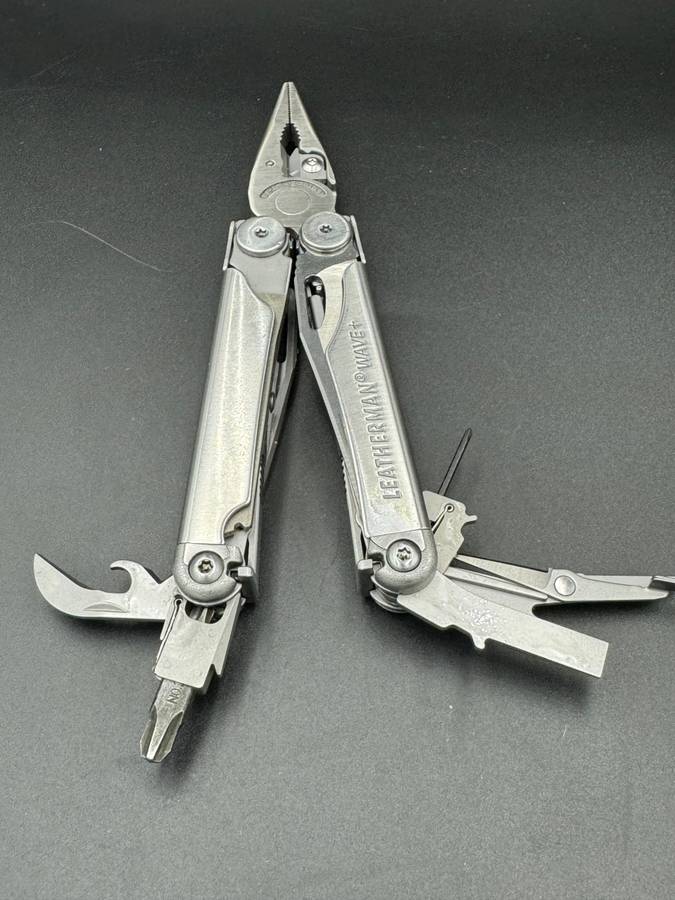 Leatherman Wave + Pouch included