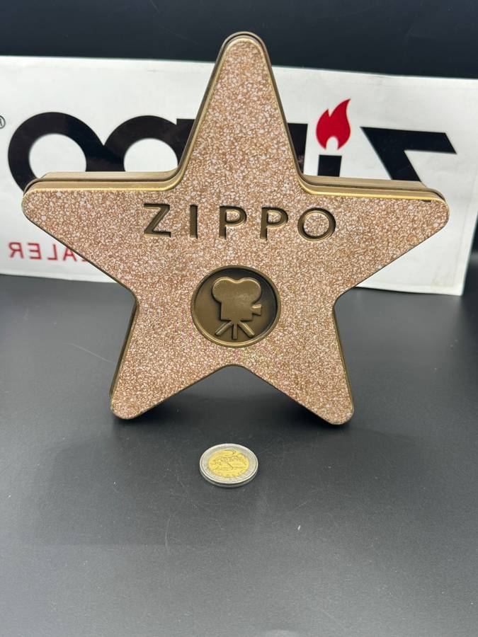 ZIPPO HOLLYWOOD'S LEADING LIGHT, A 2001 BRASS ZIPPO LIGHTER WITH APPLIED HOLLYWOOD STAR DESIGN