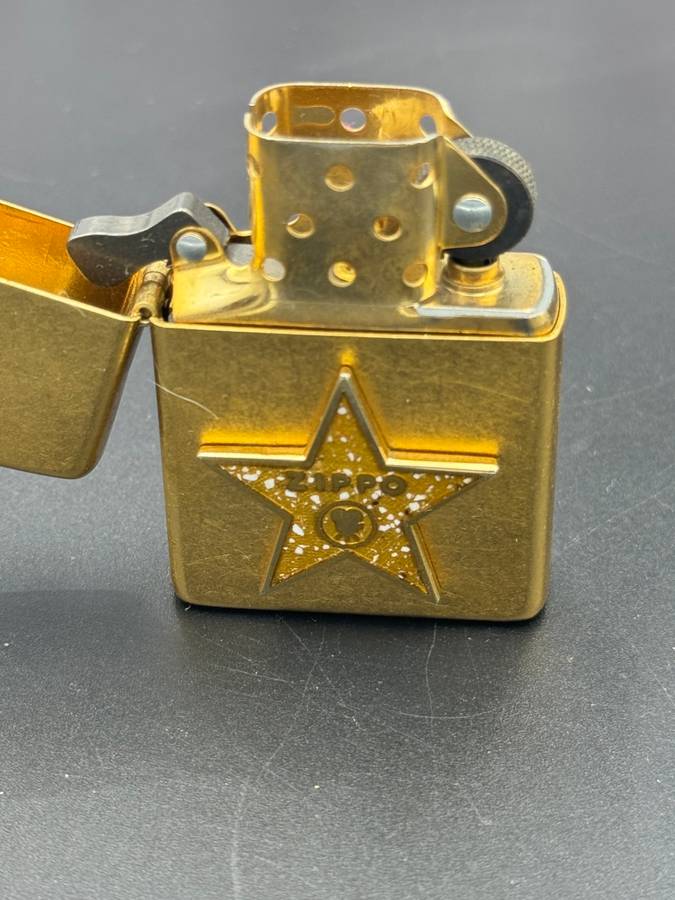 ZIPPO HOLLYWOOD'S LEADING LIGHT, A 2001 BRASS ZIPPO LIGHTER WITH APPLIED HOLLYWOOD STAR DESIGN