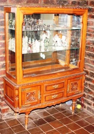 Beautiful oak display cabinet with lockable cupboards