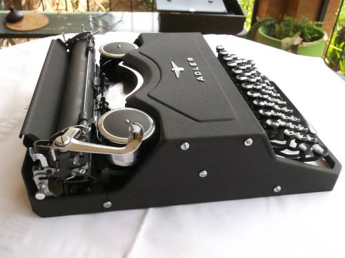 (Typewriter) ADLER tikmasjien, versamelstuk in puik toestand.