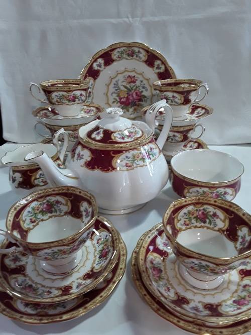 Royal Albert  ''LADY HAMILTON''  22 pc  TEA SET