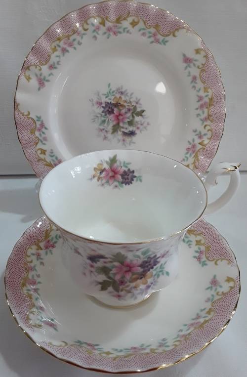Royal Albert  ''Serenity''  Trio