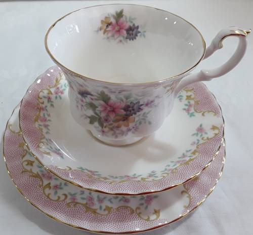 Royal Albert  ''Serenity''  Trio