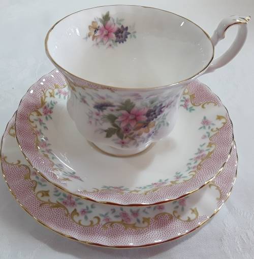 Royal Albert  ''Serenity''  Trio