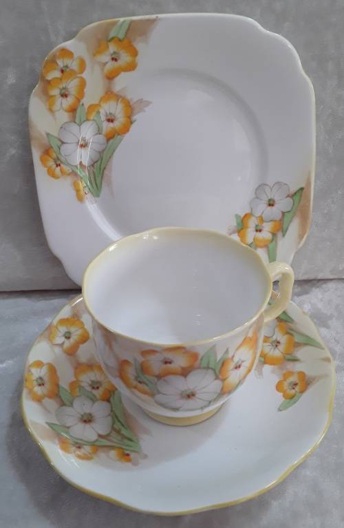 Royal Albert  ''PETUNIA''  Trio