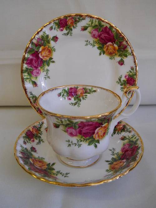 Royal Albert     '' Old Country Roses ''   Trio