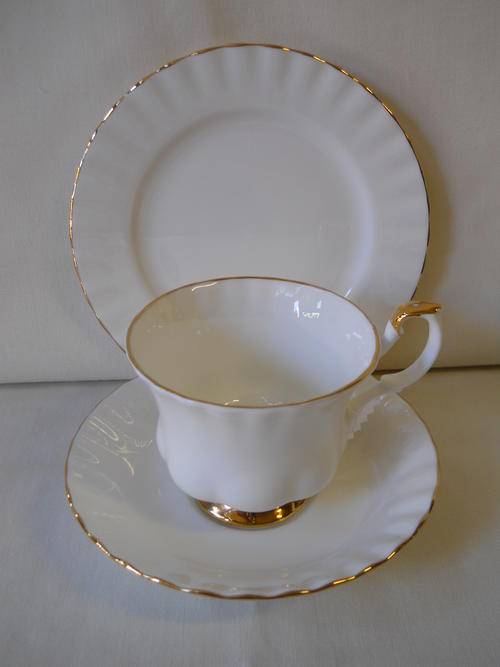 Royal Albert  ''Val D'or ''  Trio