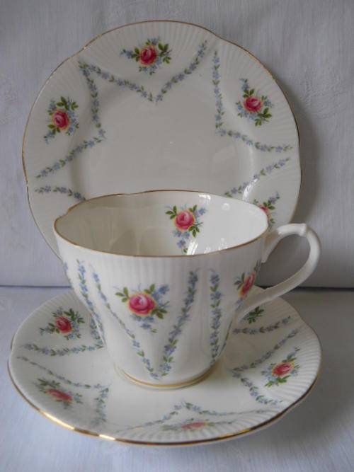 Royal Albert    'Minuet'    Trio