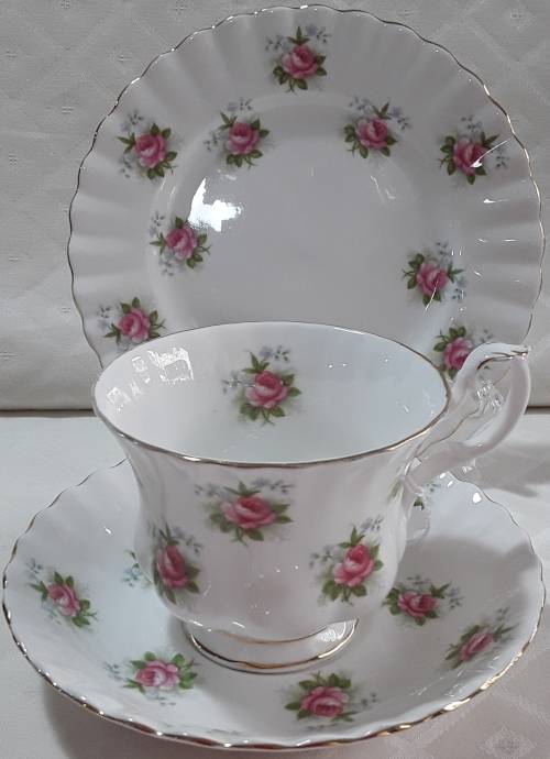Royal Albert  -  Forget - Me - Not  Trio