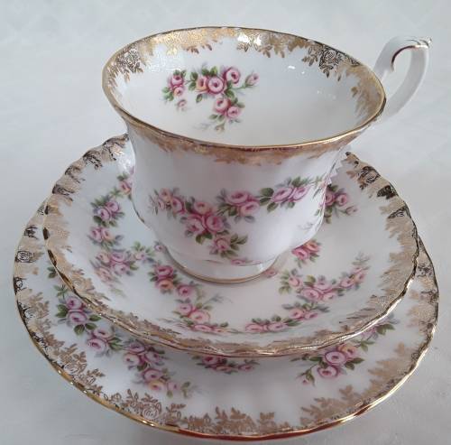 Royal Albert     ``DIMITY ROSE``    TRIO.