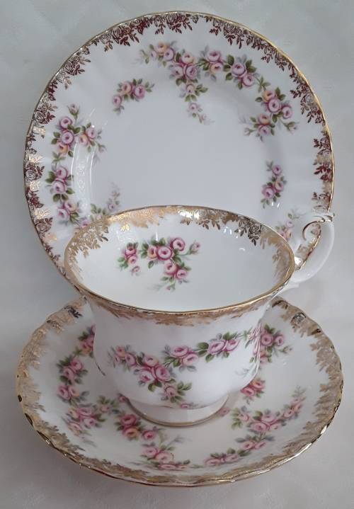Royal Albert     ``DIMITY ROSE``    TRIO.