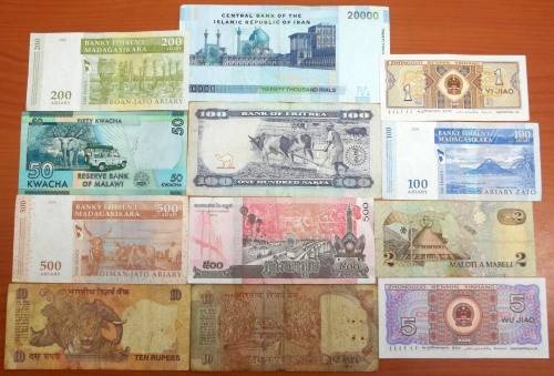 *CRAZY R1 START* Lot of 12 international bank notes - bid per note