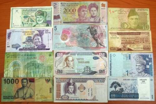 *CRAZY R1 START* Lot of 12 International bank notes - bid per note