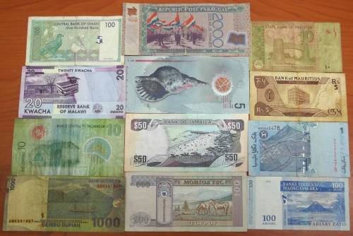*CRAZY R1 START* Lot of 12 International bank notes - bid per note