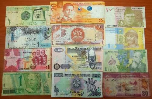 *CRAZY R1 START* Lot of 12 International bank notes - bid per note