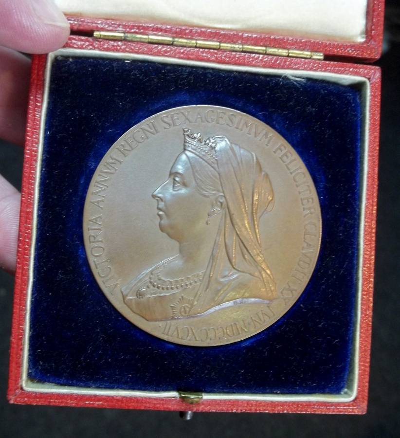 1897 Diamond Jubilee of Queen Victoria medallion - in original box