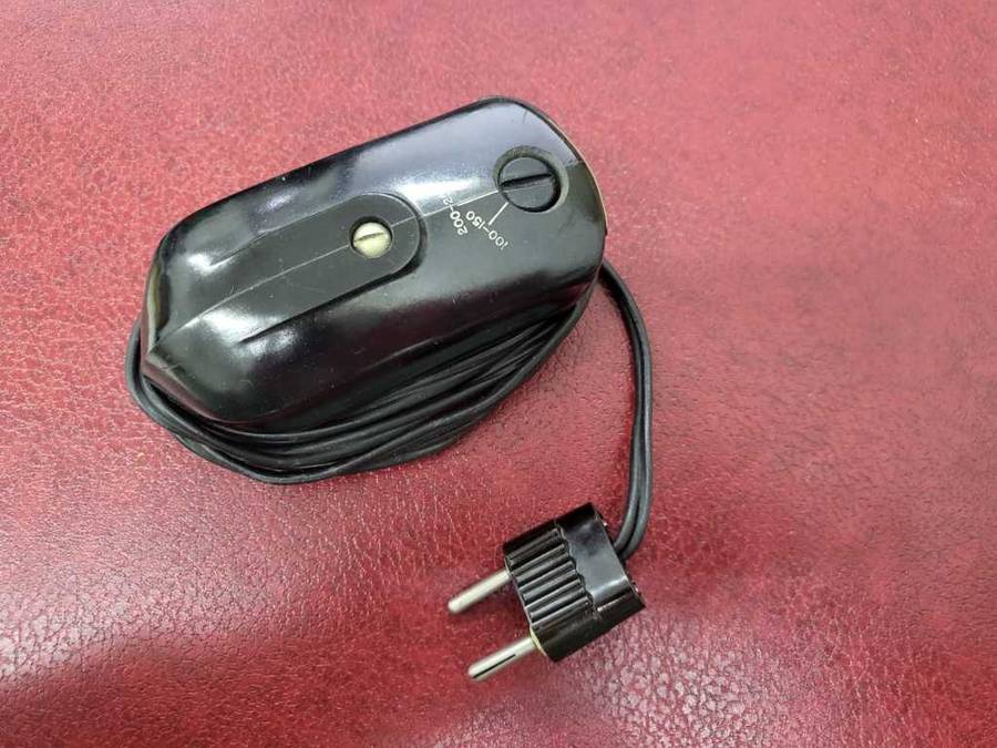**R1 Auction**  VINTAGE SMOOTHIE PORTABLE SAD IRON BY LUCAS HOLDER COVENTRY 1948