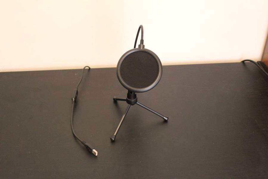 Logitech Konami Mic and Mic Stand With Pop Filter Streamer Setup