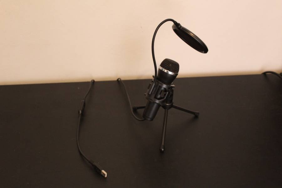 Logitech Konami Mic and Mic Stand With Pop Filter Streamer Setup