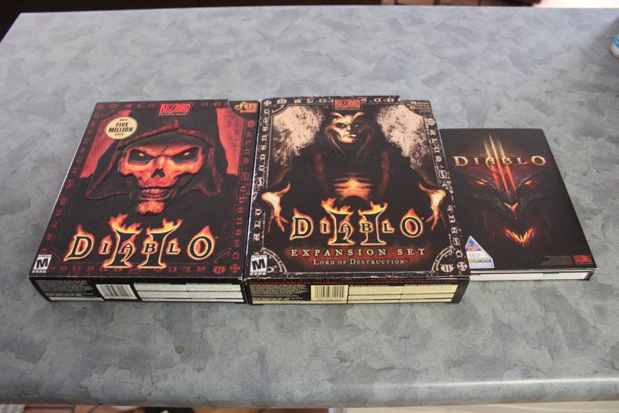 VERY RARE Diablo II Collectors Edition Box Set + Free Diablo III (PC)