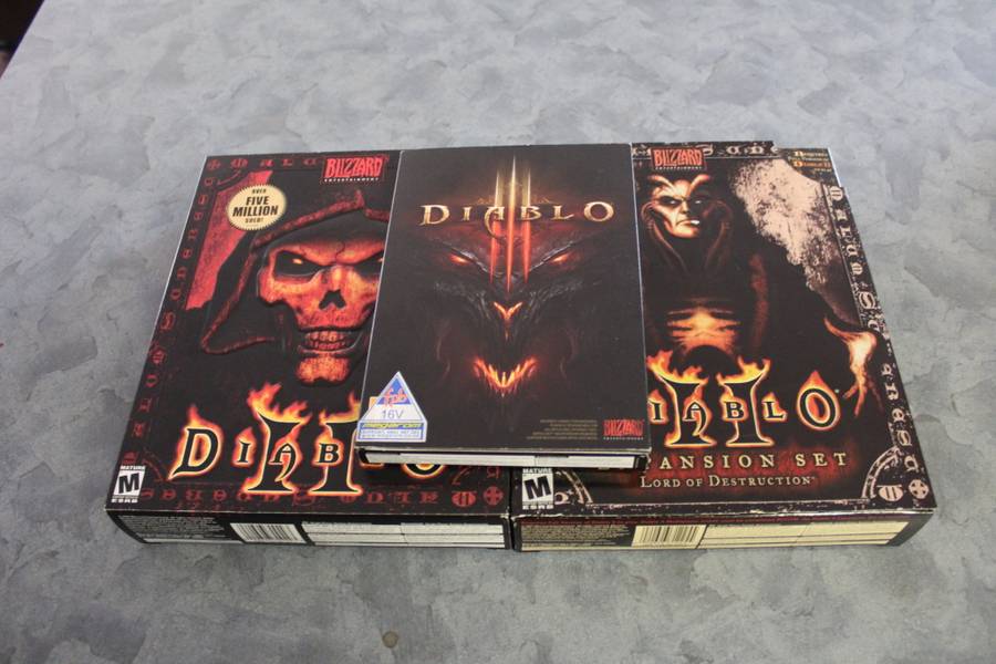 VERY RARE Diablo II Collectors Edition Box Set + Free Diablo III (PC)