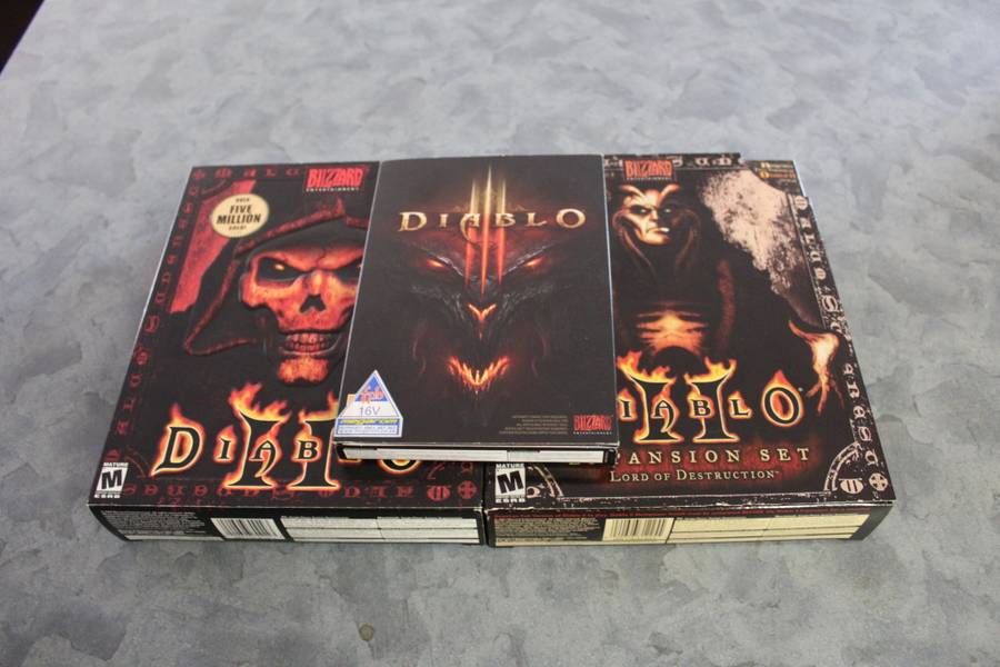 VERY RARE Diablo II Collectors Edition Box Set + Free Diablo III (PC)