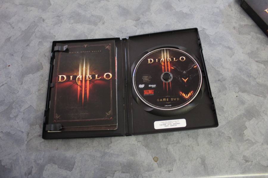 VERY RARE Diablo II Collectors Edition Box Set + Free Diablo III (PC)