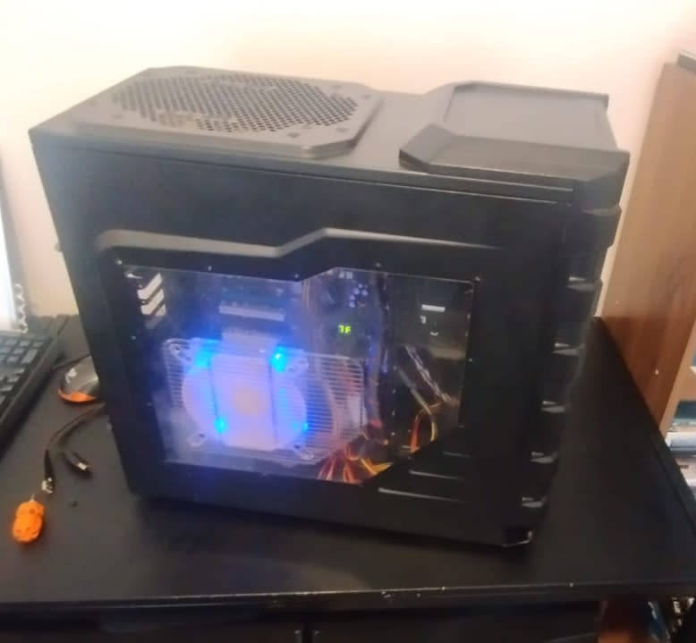 Valuable Faulty PC (Intel Core2 Q6600 Quad CPU, 4 GB DDR2 RAM, 600W PSU, Coolermaster HAF Case)