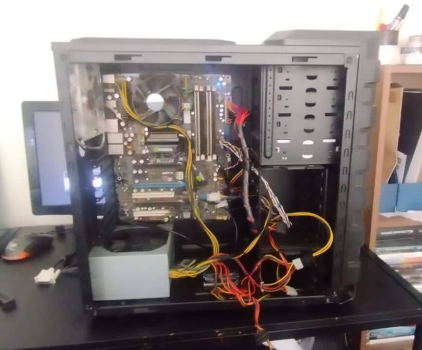 Valuable Faulty PC (Intel Core2 Q6600 Quad CPU, 4 GB DDR2 RAM, 600W PSU, Coolermaster HAF Case)