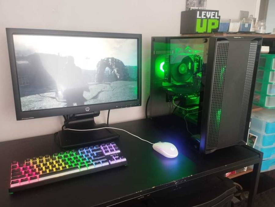 Ryzen 7 3700X, 1660 TI 6GB, 16GB DDR4 3200, 256 NVME SSD, 512 SSD, 2TB HDD, +Extras